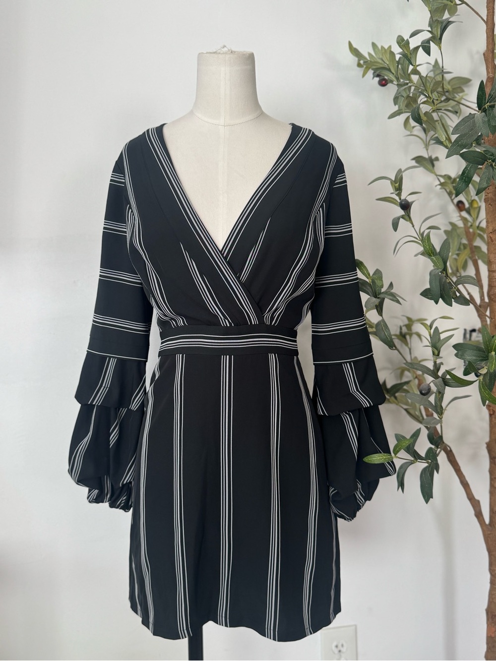 Laundry by Shelli Segal Black V neck White Striped Bell Sleeve Mini Dress Sz 2